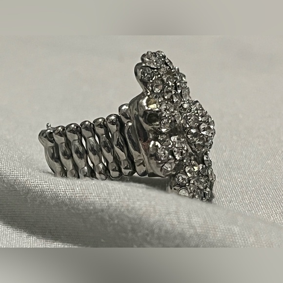 Paparazzi Elegant Silver Floral Ring - Picture 2 of 6